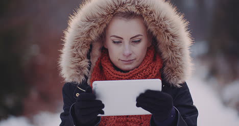turista femenina usando tableta digital en el bosque en invierno 2