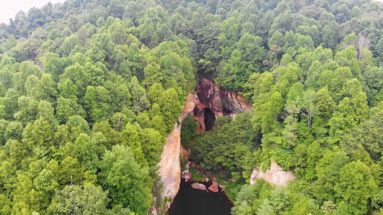 video de dron de 4k de la sucursal de burnett en emerald village cerca de little switzerland, nc el día de verano-6