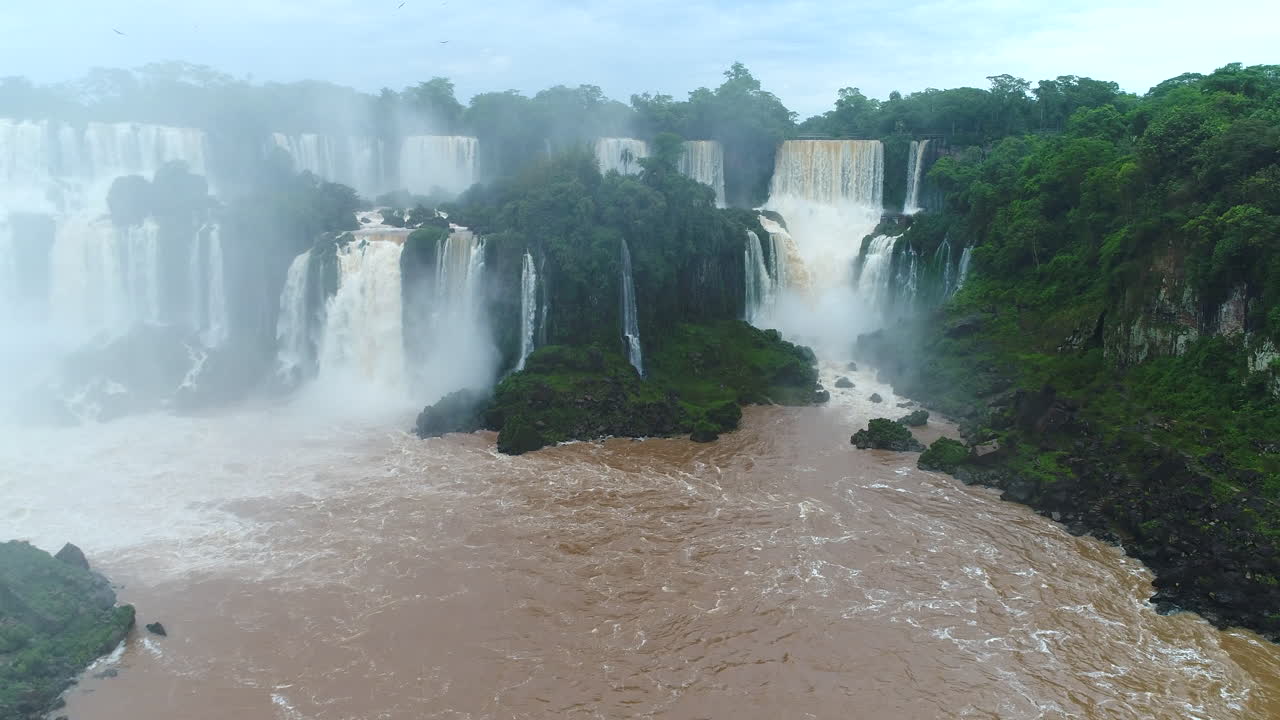 un grupo hipnotizante de cascadas, parte del majestuoso conjunto de las cataratas de iguazu