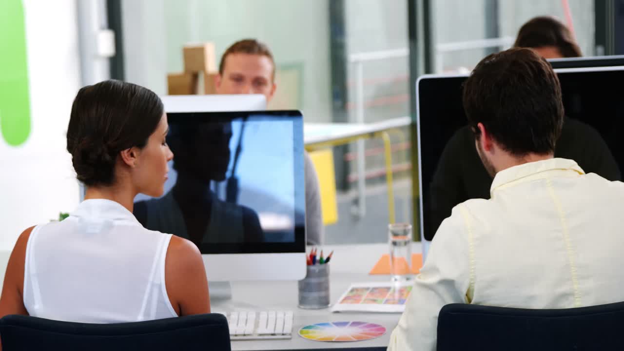 컴퓨터 를 이용 하여 일 하는 사업 관리자 들