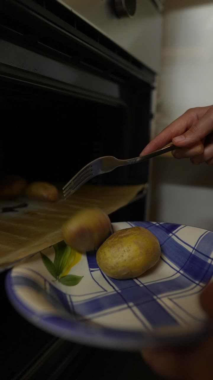 mujer horneando patatas en el horno