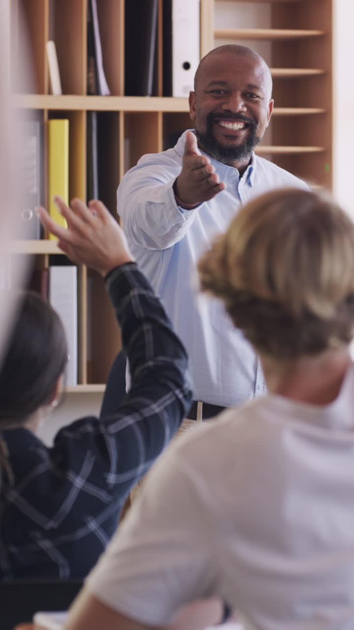 Insegnante sorridente che interagisce con gli studenti in classe