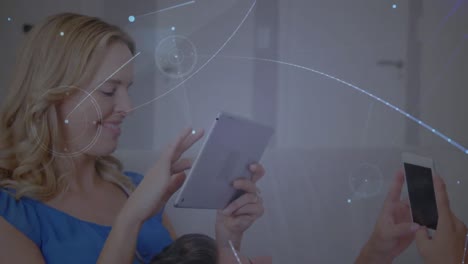 red de conexiones contra la pareja usando teléfono inteligente y tableta digital en casa