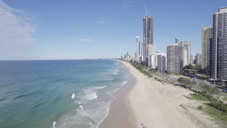 Hauptstrand-Und-Surferparadies-Stadtsilhouetten-In-Gold-Coast,-Queensland,-Australien