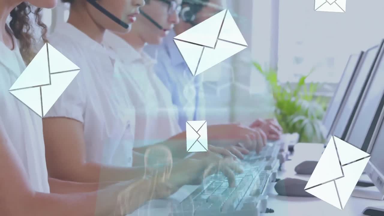 Animazione di icone di buste email su professionisti con cuffie telefoniche