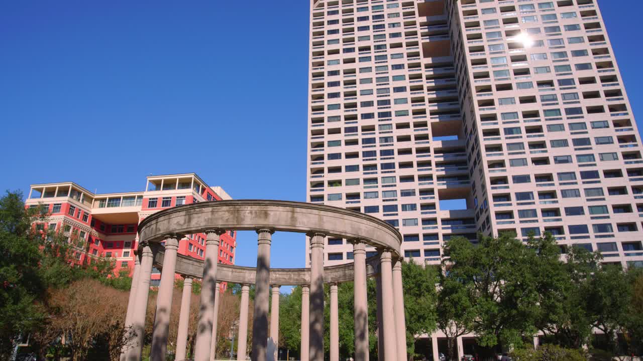 휴스턴 박물관 구역에 있는 메 록웰 콜라네이드 (mecom rockwell colonnade) 의 촬영.