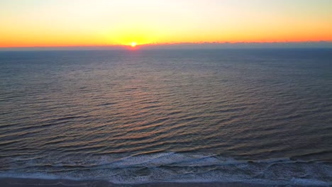 Amanecer-Temprano-En-La-Mañana-Sobre-El-Océano-Y-La-Costa