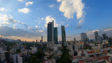 Timelapse-De-Una-Impresionante-Puesta-De-Sol-Sobre-Un-Paisaje-Urbano-Lleno-De-Imponentes-Rascacielos