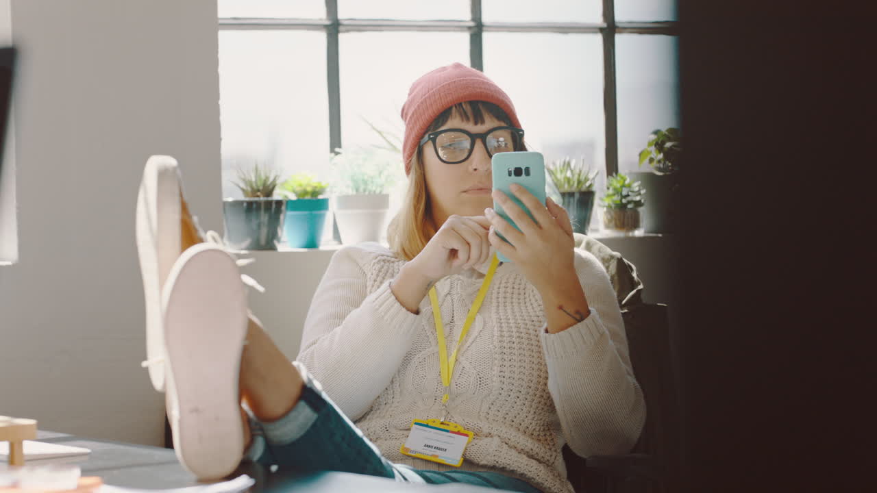 mujer de oficina, teléfono y pies en el escritorio del lugar de trabajo