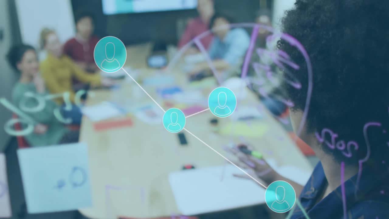 animación de la red con procesamiento de datos sobre diversas personas de negocios que trabajan en la oficina
