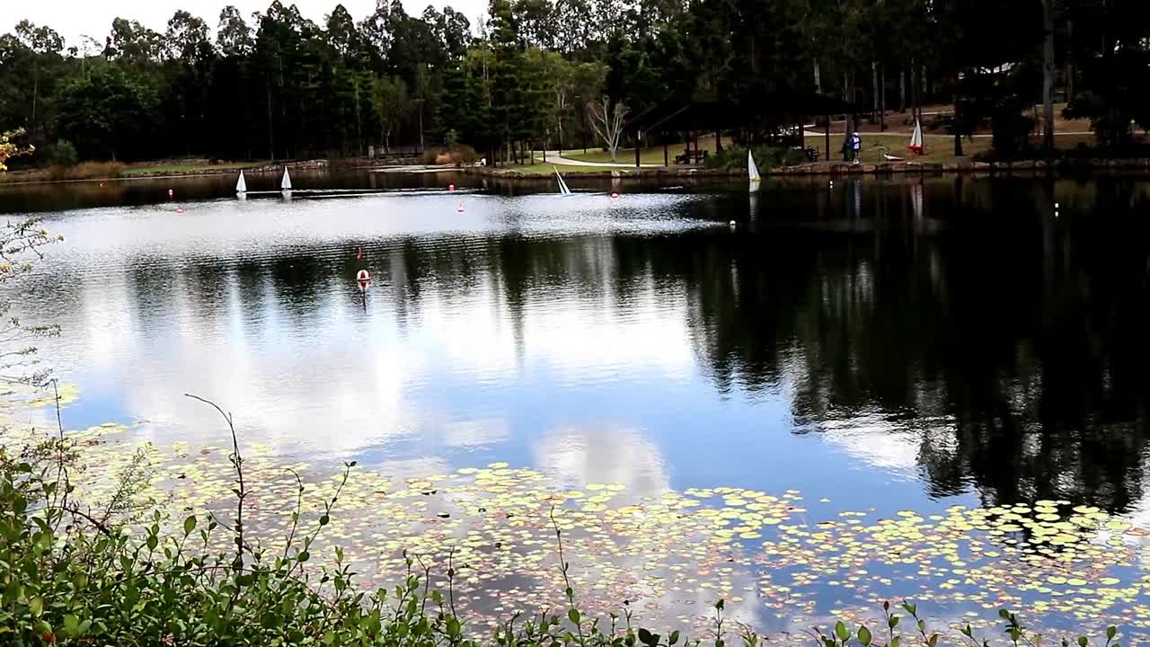 호수에 원격 제어 범선