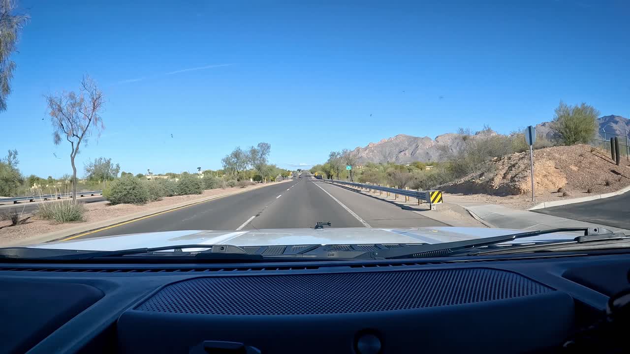 - pov conduciendo en la primera avenida en tucson en una tarde soleada