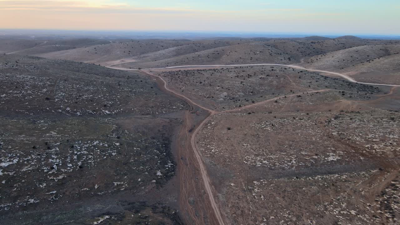 toma de exploración aérea del campo árido en israel