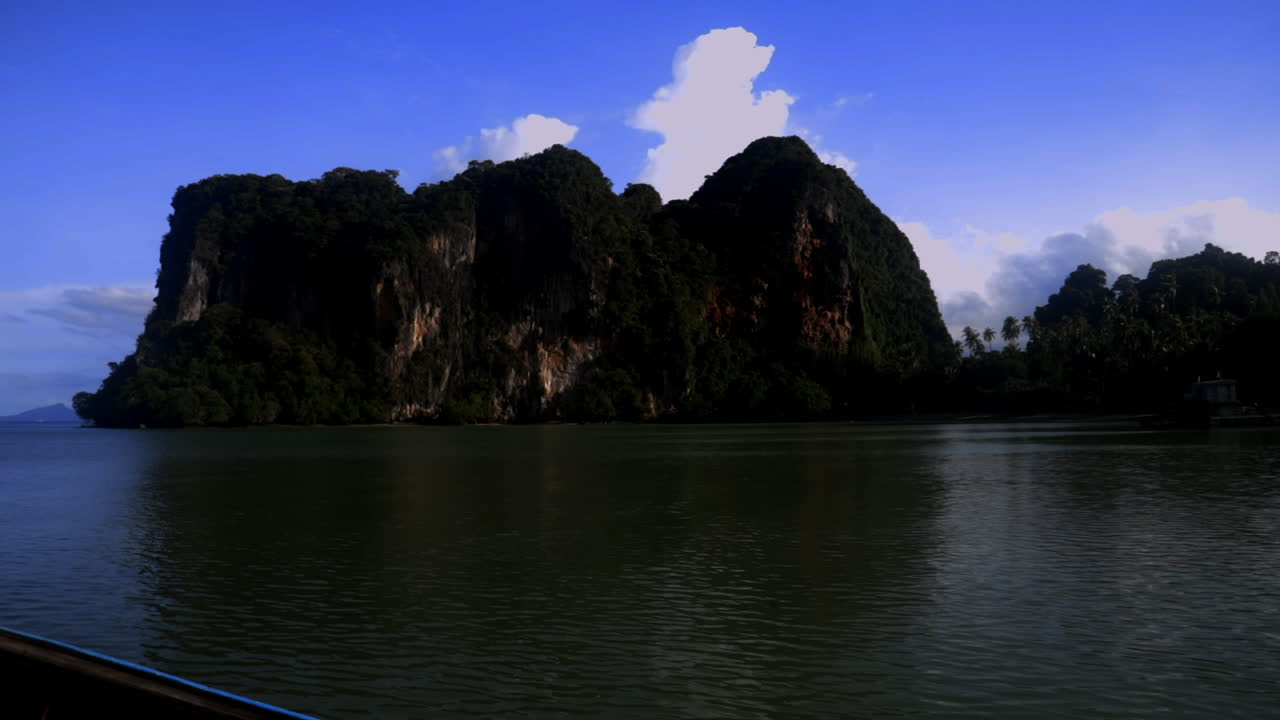 끄라비에서 배를 타고 섬을 바라보다