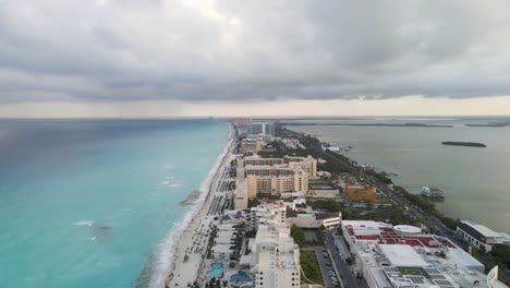 Cielo-Atmosférico-Sobre-El-Mar,-Aguas-De-La-Laguna-De-Cancun-Hotel-Beach-Resort,-México,-Disparo-De-Drone-Establecido