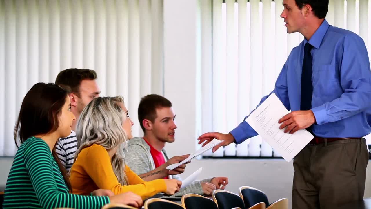 profesor recogiendo tareas de sus estudiantes en el aula