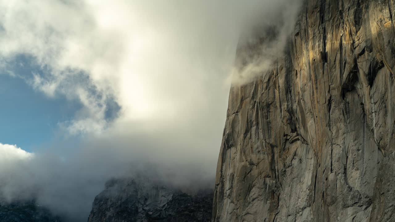 el lapso de tiempo de las nubes de tormenta que se mueven sobre la cara de el capitan en el parque nacional yosemite al atardecer