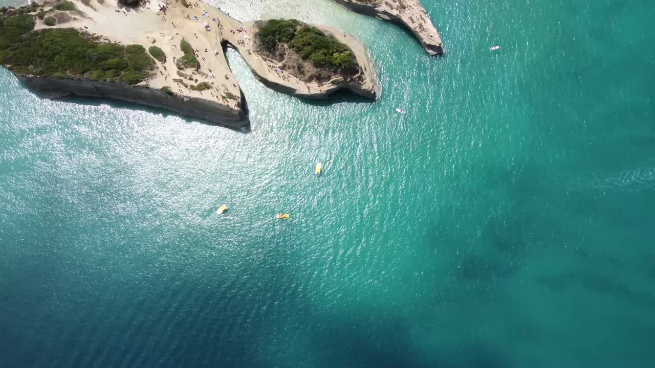 antena arriba abajo mar claro océano agua prístina con barco de lujo amarrado en corfú grecia europa viaje destino de vacaciones