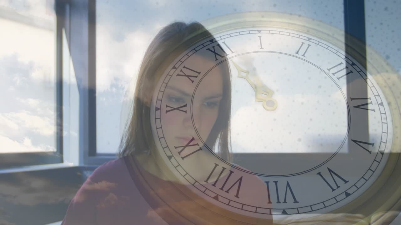Donna seduta vicino alla finestra che studia su un dispositivo per l'istruzione, concentrandosi e avviando una sovrapposizione di orologio