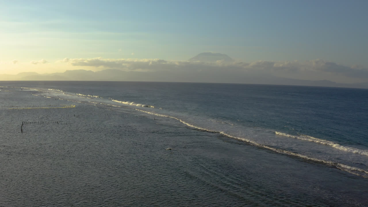 Volo cinematografico con drone sopra l'Oceano Indiano a Nusa Penida, Bali, Indonesia, spiaggia turistica