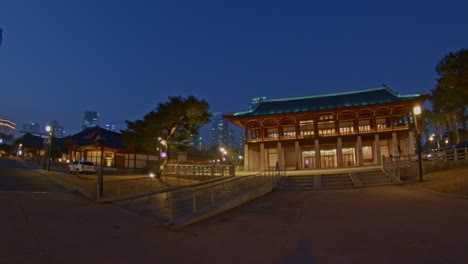 Asiatische-Traditionelle-Nationalpark-Architekturgebäude-Im-Abendlichen-Nachtstadtstil-Im-Urbanen-Stil,-Chinesische,-Japanische,-Orientalische-Wolkenkratzer-Und-Bauwerke,-Weitwinkel-Stadtbild-Panoramablick