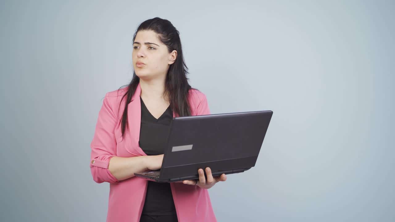 mujer de negocios con presión de tiempo.