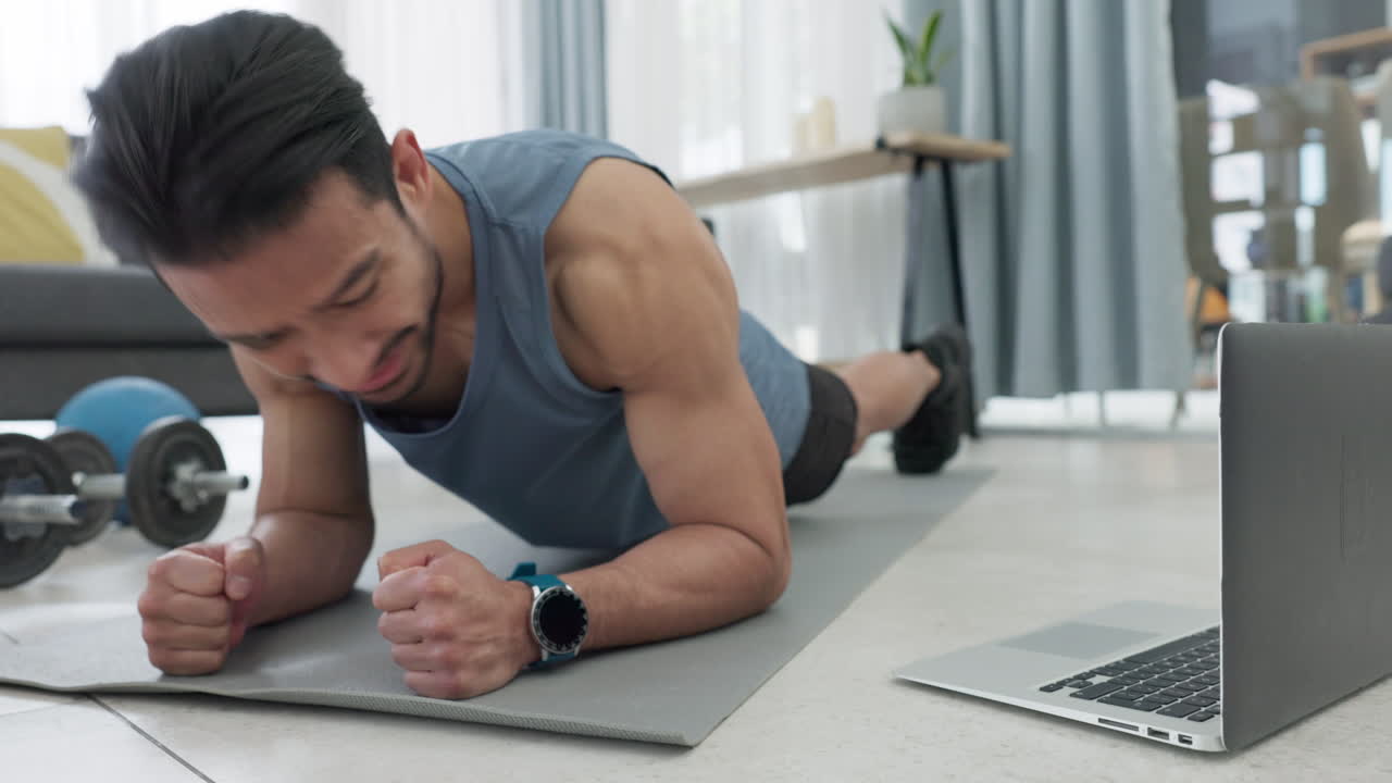 entrenamiento, fitness y clase en línea con el hombre