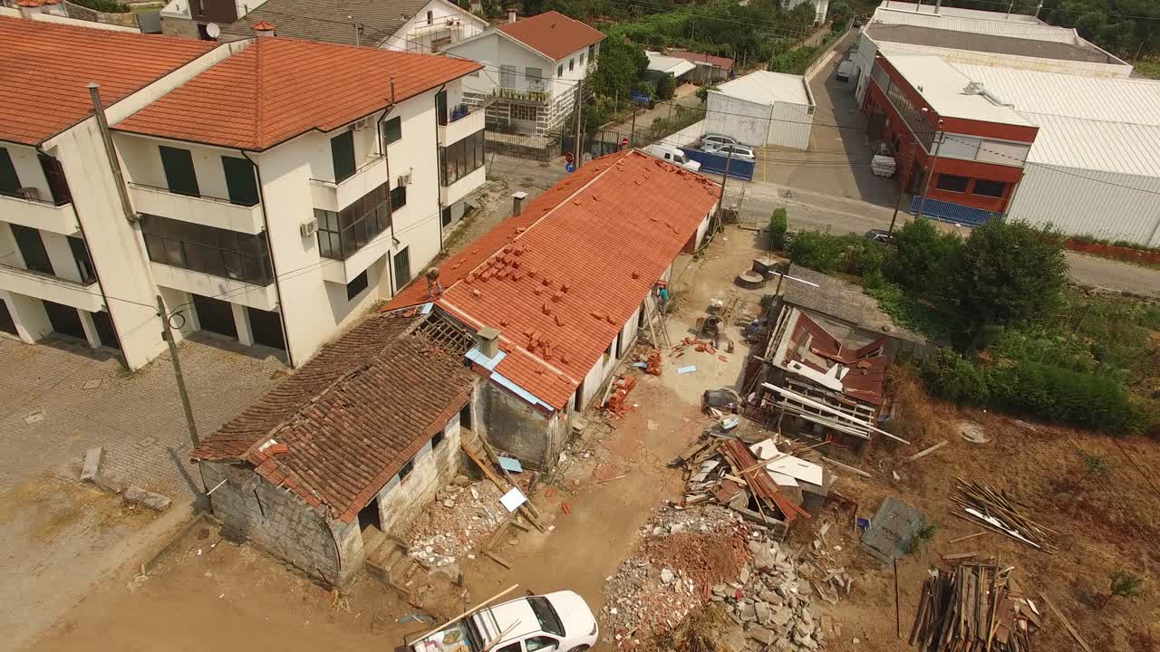 los detalles de construcción del techo se derivan de los detalles del marco de madera en una casa nueva