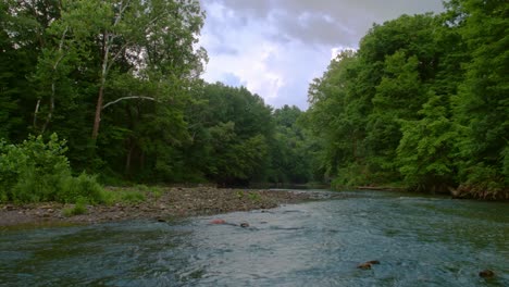 Rocky-River-Drohnenaufnahmen-In-Geringer-Höhe