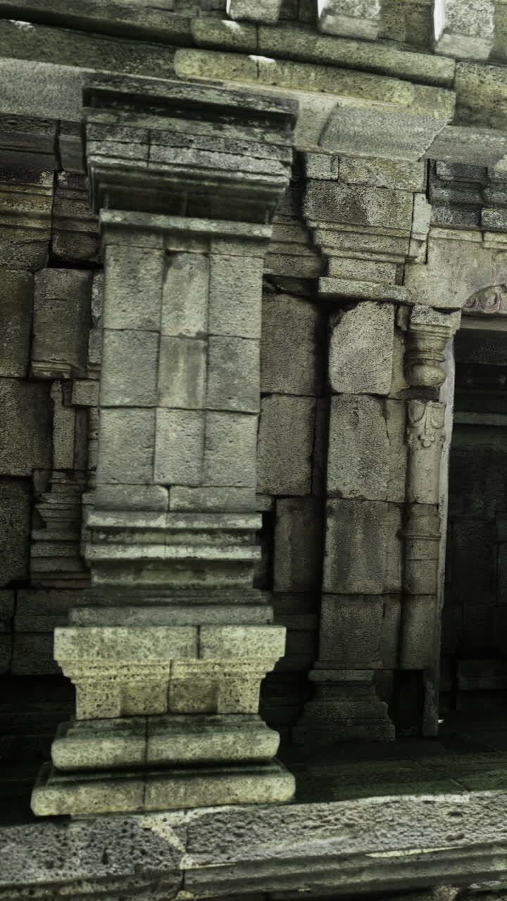 Antiche colonne di pietra rivelano i segreti di un tempio dimenticato al crepuscolo.
