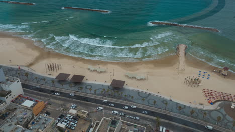 Zeitraffer-Von-Wellen,-Auto--Und-Personenverkehr-An-Der-Küste-Von-Tel-Aviv,-Israel