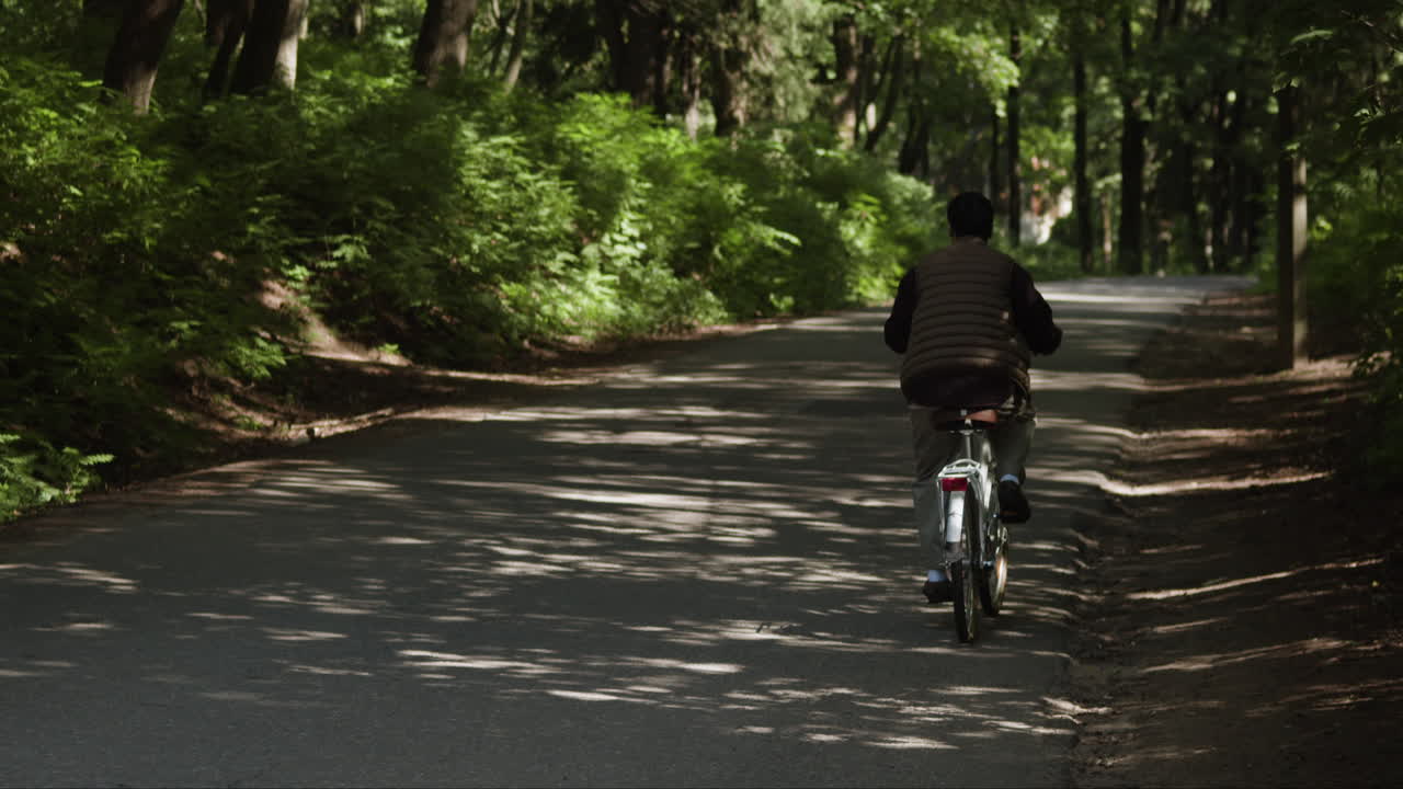 공원에서 자전거를 타는 남자