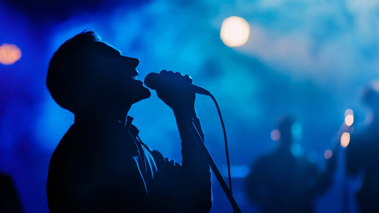 Silhouette di un cantante sul palco