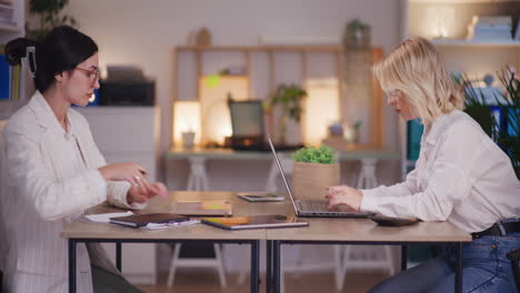 Zwei-Partnerinnen-Arbeiten-Bis-Spät-Am-Laptop