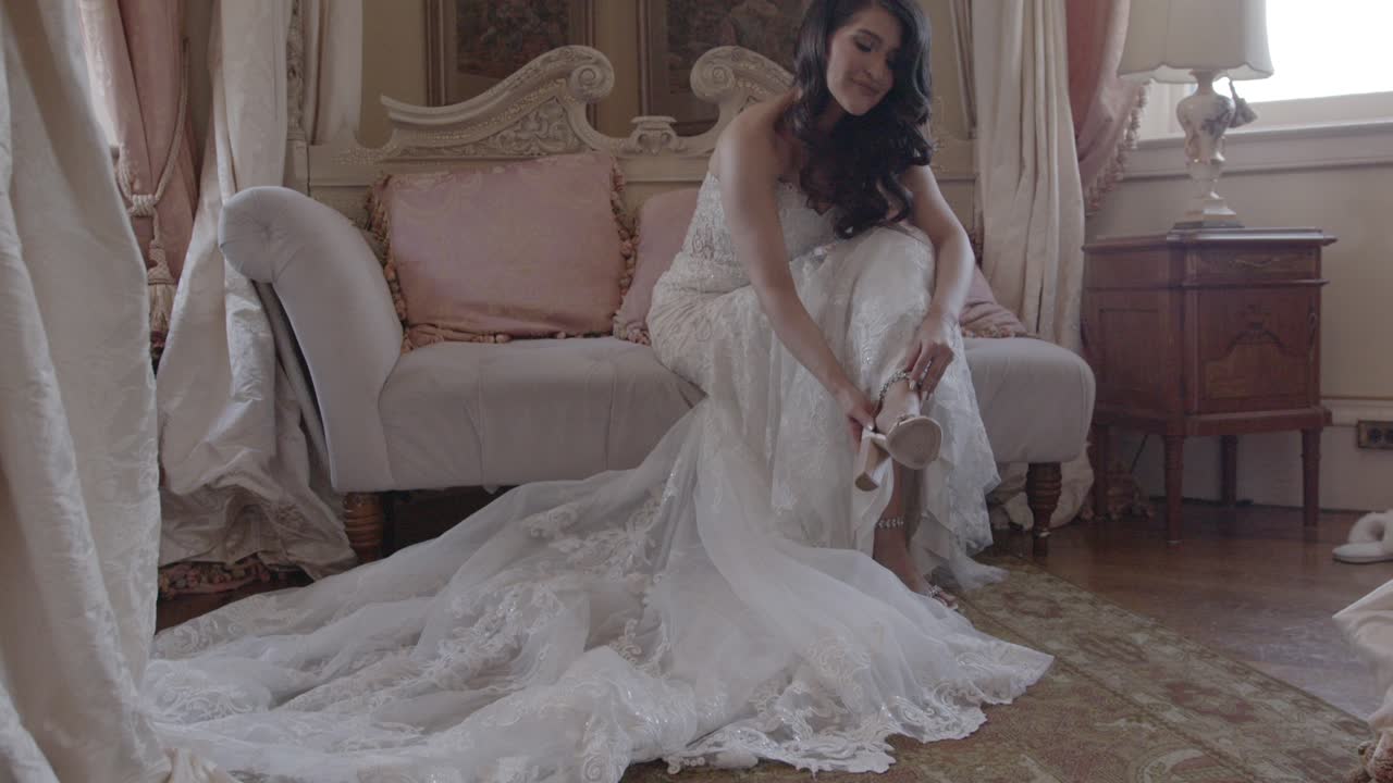 그녀의 하이힐을 묶는 젊은 신부