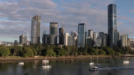 Wide-view-of-Brisbane-City-and-Botanic-Gardens,-viewed-from-Kangaroo-Point,-Queensland,-Australia