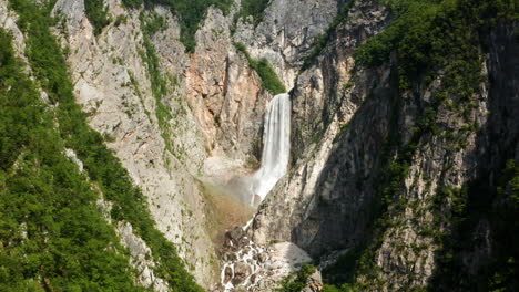 cascada boka que fluye a través de una roca escarpada en el parque nacional triglav