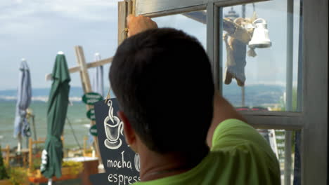 Cartel-Para-Colgar-Con-El-Precio-Del-Café-En-La-Puerta-De-La-Cafetería