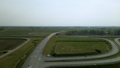 vista aérea: el dron asciende sobre el intercambio de carreteras infinitas en la carretera s7 cdry en polonia durante el día soleado
