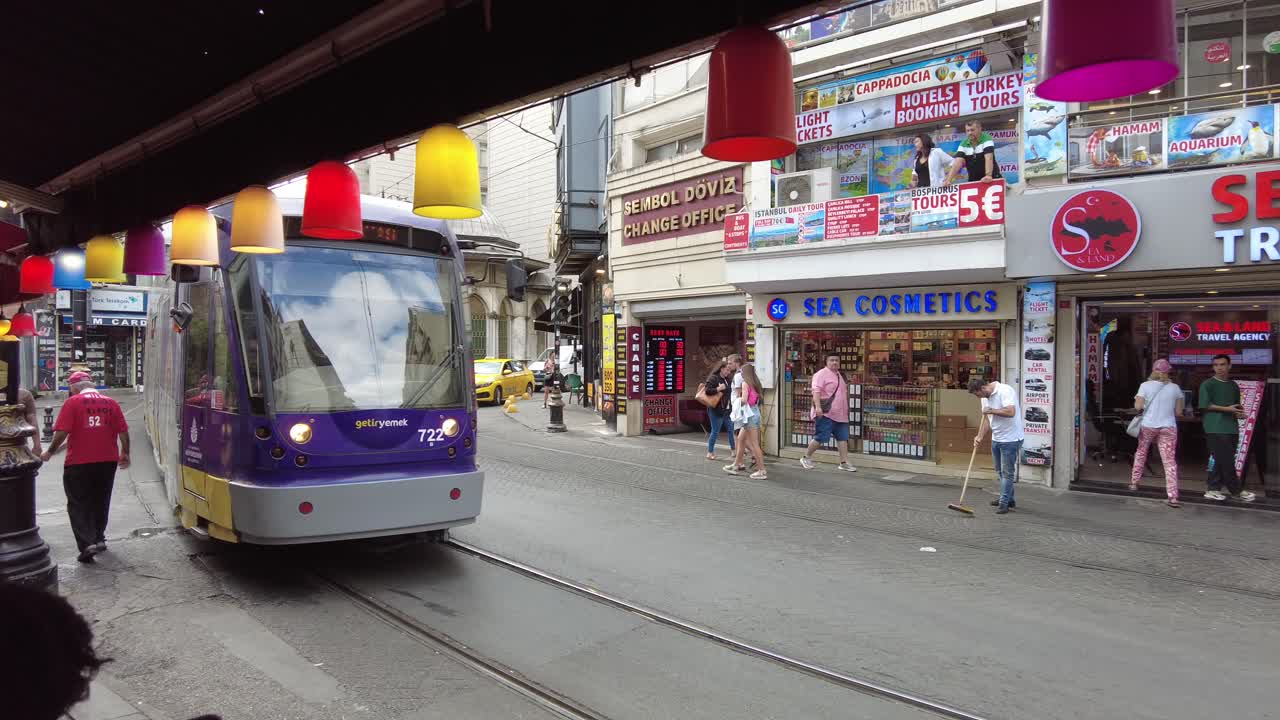 트램 을 타고 있는 이스탄불 거리 장면