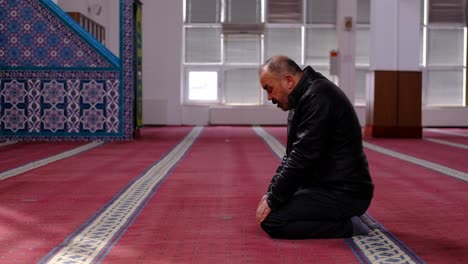 muslim praying during ramadan 4