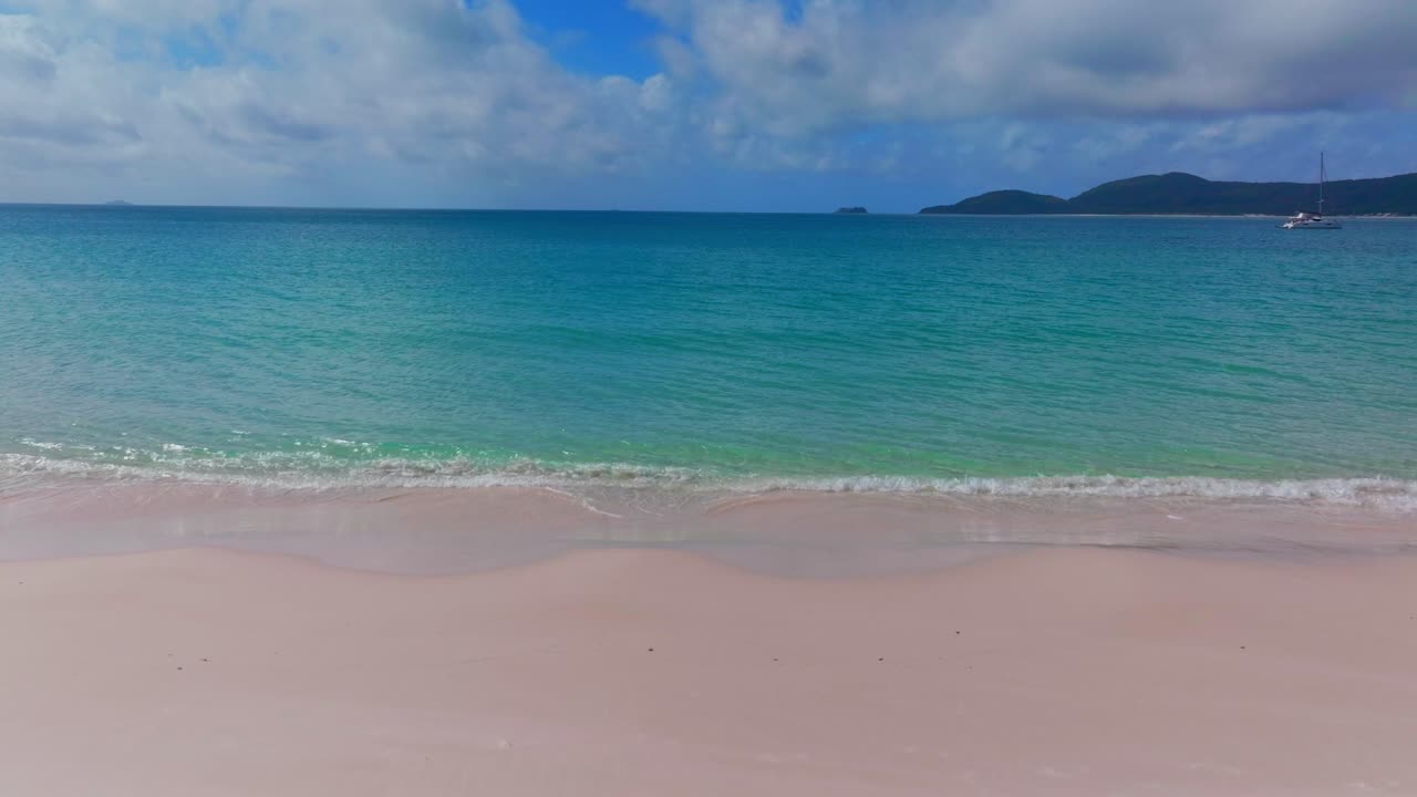 playa de whitehaven isla de whitsundays pacífica soleada nublada avión no tripulado parque nacional de airlie australia aus qld exterior gran barrera de arrecifes azul claro mar turquesa playa de vacaciones deslizamiento derecho