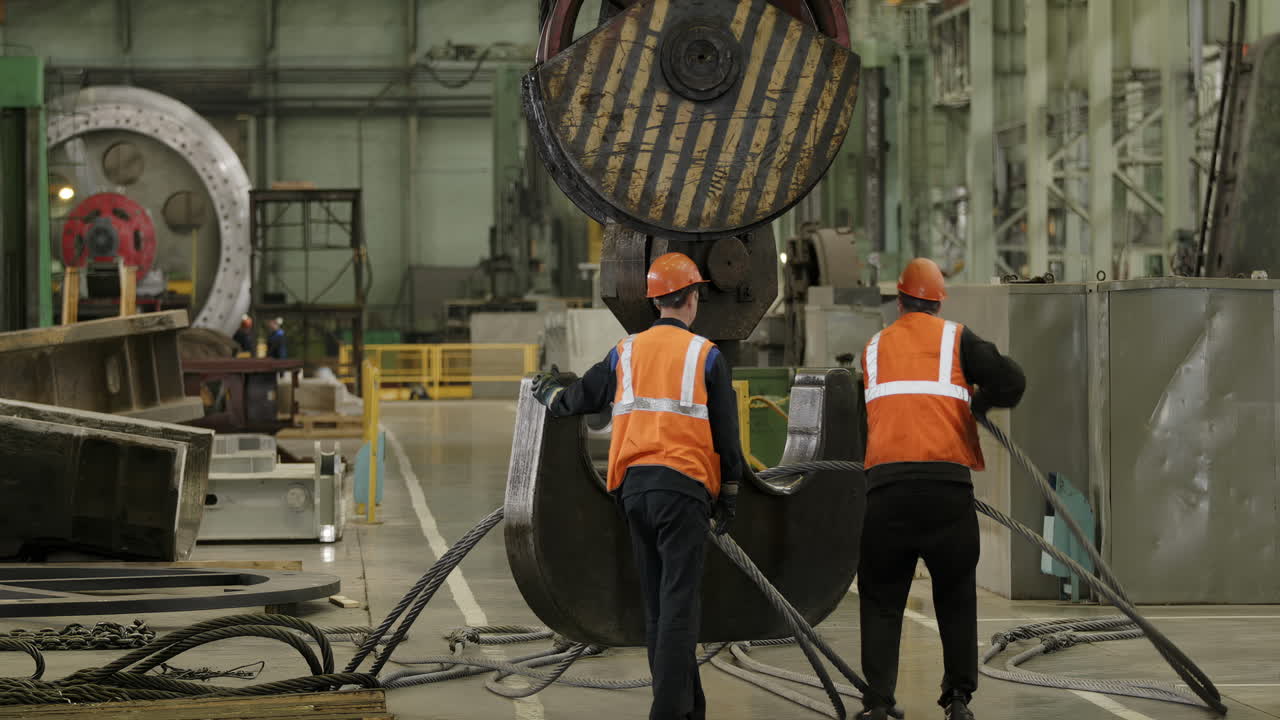 크레인을 운용하는 산업 노동자