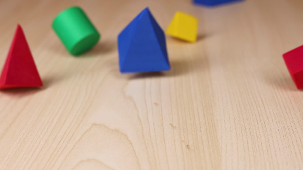 다양한 모양이 표면에 떨어지고 어집니다.