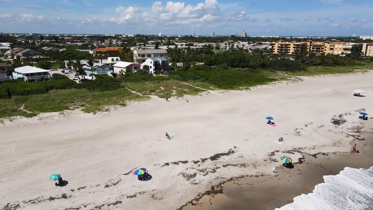 bienes raíces frente al mar en cocoa beach en la costa del océano en florida, antena