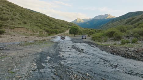 Fahrt-über-Den-Bach-Auf-Den-Bergen-In-Der-Nähe-Von-Saty,-Kasachstan,-Zentralasien