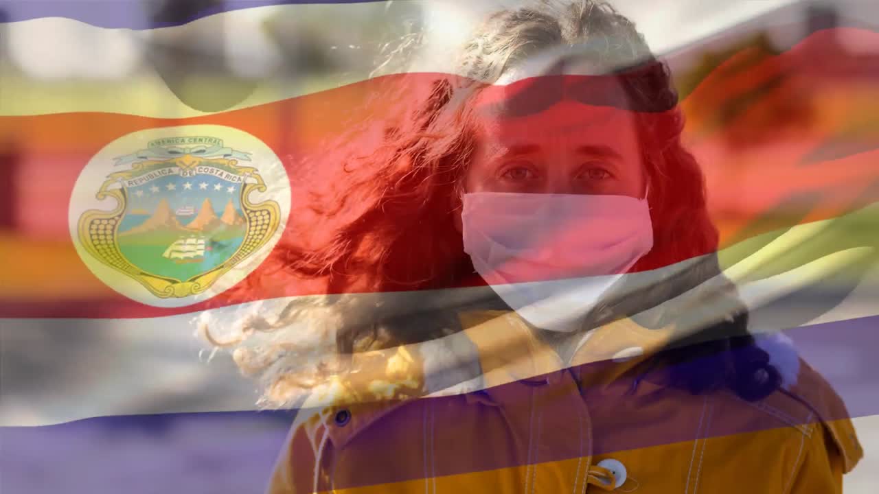 코스타리카  ⁇ 발이 얼굴 마스크를 쓴 여성을 향해 흔들리고 있습니다.