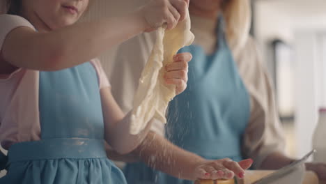 Una-Niña-Graciosa-Está-Jugando-Con-Masa-Durante-La-Cocina-Conjunta-Con-Su-Madre-Ayudando-A-Su-Madre-En-La-Cocina-Y-Bromeando