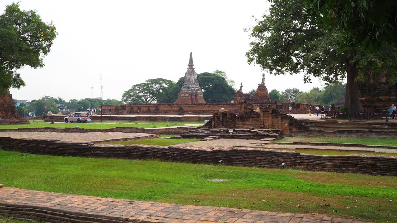 pan lento a través de las ruinas del templo histórico sereno