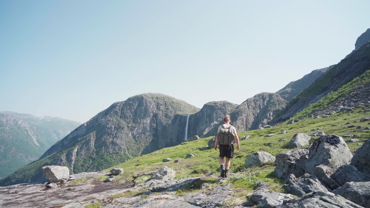 montañas rocosas cerca de mardalsfossen con mochileros caminando en un día soleado en noruega